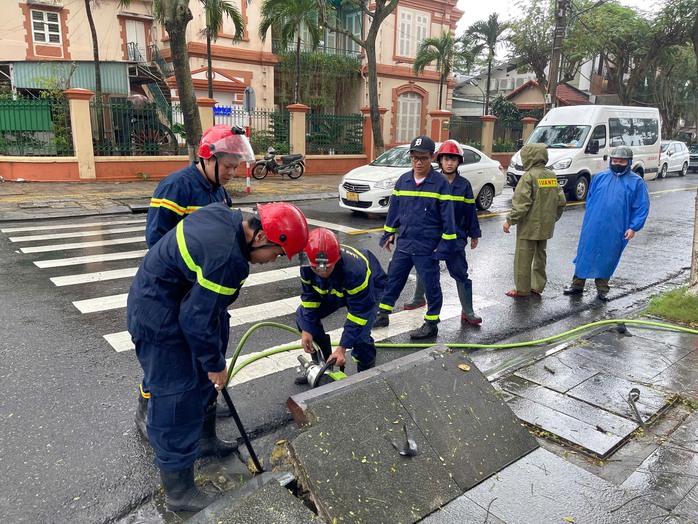 C&ocirc;ng an Đ&agrave; Nẵng hỗ trợ du kh&aacute;ch t&igrave;m điện thọai rơi xuống cống - Ảnh 3.
