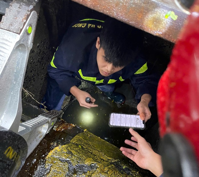 C&ocirc;ng an Đ&agrave; Nẵng hỗ trợ du kh&aacute;ch t&igrave;m điện thọai rơi xuống cống - Ảnh 1.