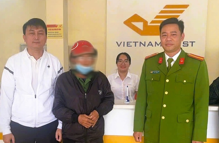 Ngăn chặn người phụ nữ cầm xấp tiền 500.000 đồng, su&yacute;t l&agrave;m chuyện dại dột - Ảnh 1.