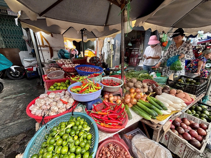 VIDEO: Gi&aacute; ớt tại TPHCM biến động mạnh khi chợ lẻ bắt đầu hạ nhiệt, si&ecirc;u thị neo ở mức cao - Ảnh 1.