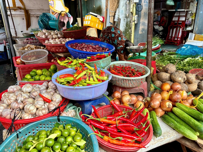 VIDEO: Gi&aacute; ớt tại TPHCM biến động mạnh khi chợ lẻ bắt đầu hạ nhiệt, si&ecirc;u thị neo ở mức cao - Ảnh 2.