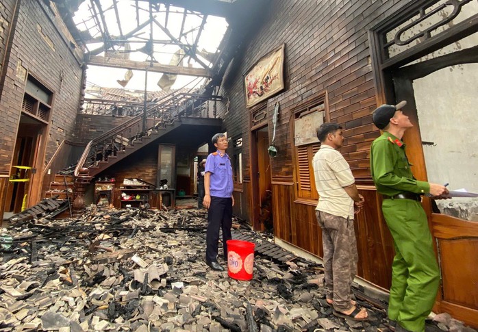 Điều tra Vụ ph&oacute;ng hỏa đốt nh&agrave; ở Đắk Lắk g&acirc;y thiệt hại lớn - Ảnh 1.