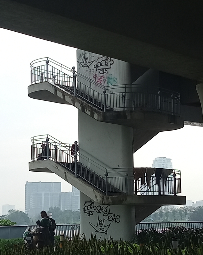 Nhếch nh&aacute;c - Ảnh 1.