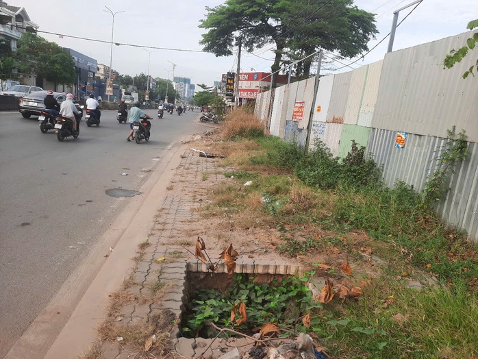 Hố s&acirc;u "bẫy" người tr&ecirc;n vỉa h&egrave; - Ảnh 1.