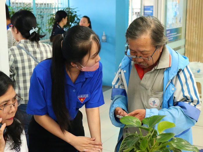 Từ 1-1-2026, TPHCM hỗ trợ to&agrave;n diện mức đ&oacute;ng BHYT cho 6 nh&oacute;m yếu thế - Ảnh 1.