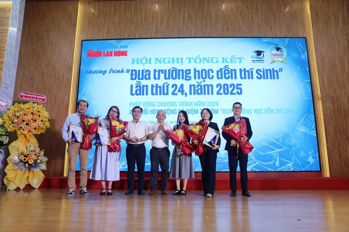 Bền bỉ 25 năm chương tr&igrave;nh &ldquo;Đưa trường học đến th&iacute; sinh&rdquo; - Ảnh 11.