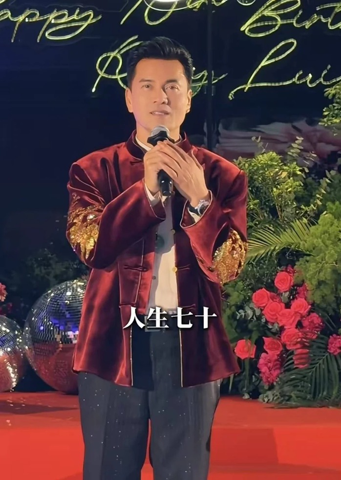 "Triển Chi&ecirc;u" Lữ Lương Vỹ g&acirc;y sốt với vẻ điển trai ở tuổi 70 - Ảnh 1.