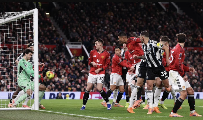 Si&ecirc;u phẩm "Boxing Day" của Dorgu gi&uacute;p Man United đ&aacute;nh bại Newcastle - Ảnh 3.