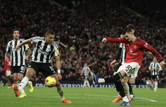 Si&ecirc;u phẩm "Boxing Day" của Dorgu gi&uacute;p Man United đ&aacute;nh bại Newcastle - Ảnh 5.