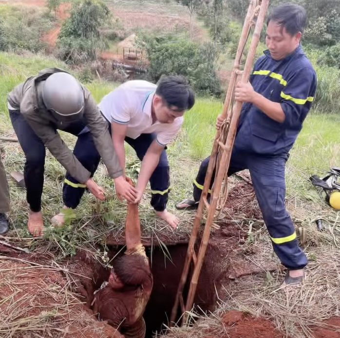 CLIP: Kịch t&iacute;nh giải cứu người đ&agrave;n &ocirc;ng rơi xuống hố s&acirc;u ở Đồng Nai - Ảnh 1.