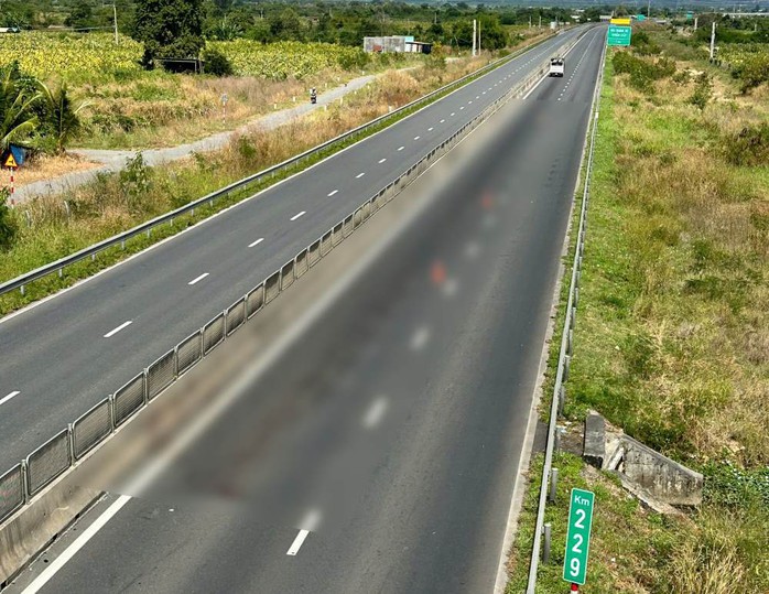 Điều tra vụ nghi người bị c&aacute;n tr&ecirc;n tuyến cao tốc Vĩnh Hảo &ndash; Phan Thiết, c&ograve;n mỗi c&aacute;nh tay - Ảnh 1.