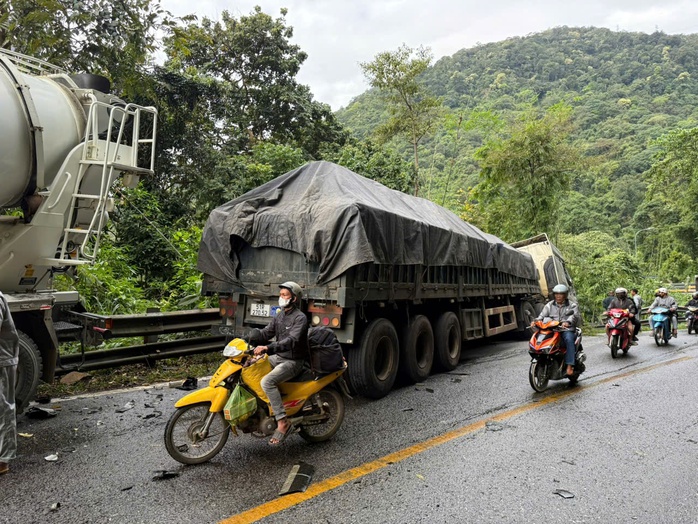 Hai phụ nữ nhảy khỏi xe khi &ocirc; t&ocirc; đầu k&eacute;o mất thắng tr&ecirc;n đ&egrave;o Bảo Lộc - Ảnh 1.