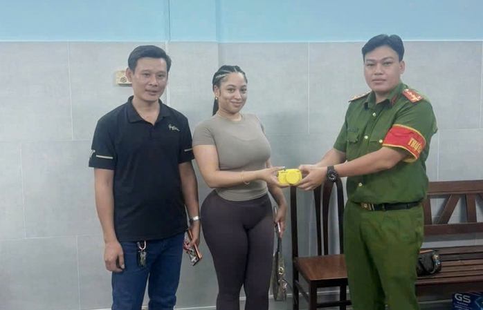 C&ocirc;ng an TPHCM li&ecirc;n tục trả lại t&agrave;i sản của người d&acirc;n bị đ&aacute;nh rơi - Ảnh 1.