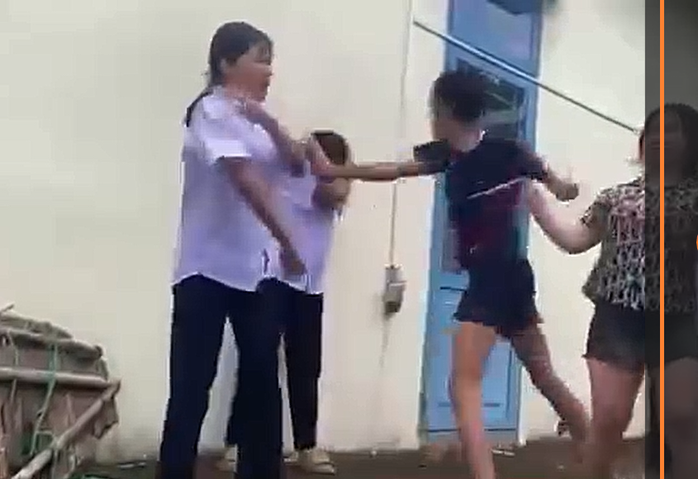 Dậy s&oacute;ng clip nữ sinh ở Đ&agrave; Nẵng bị nh&oacute;m nam nữ đ&aacute;nh hội đồng - Ảnh 1.