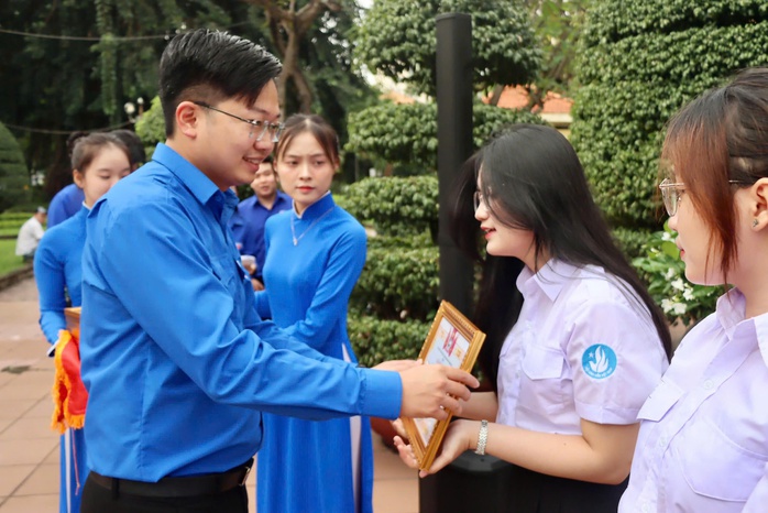 Tuy&ecirc;n dương 75 gương &ldquo;Sinh vi&ecirc;n 5 tốt&rdquo;, &ldquo;Học sinh 3 r&egrave;n luyện&rdquo; Đo&agrave;n UBND TPHCM năm 2025 - Ảnh 2.