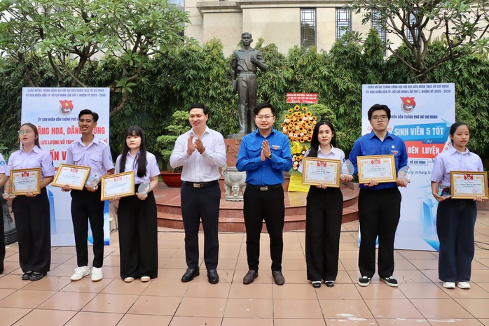 Tuy&ecirc;n dương 75 gương &ldquo;Sinh vi&ecirc;n 5 tốt&rdquo;, &ldquo;Học sinh 3 r&egrave;n luyện&rdquo; Đo&agrave;n UBND TPHCM năm 2025 - Ảnh 3.