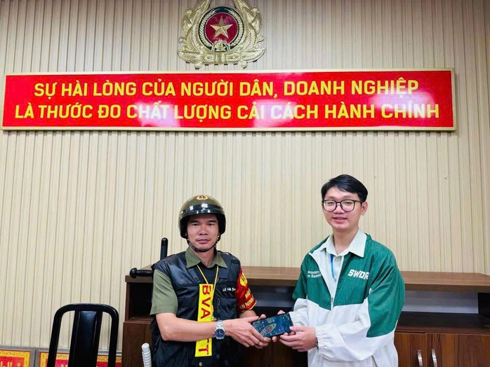 C&ocirc;ng an TPHCM li&ecirc;n tục trả lại t&agrave;i sản của người d&acirc;n bị đ&aacute;nh rơi - Ảnh 2.