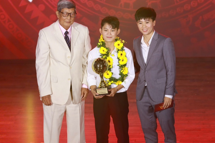 Ho&agrave;ng Đức đoạt c&uacute; đ&uacute;p danh hiệu ở Giải thưởng QBV Việt Nam 2025 - Ảnh 6.