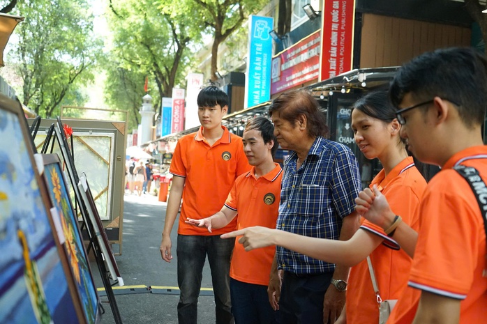 Nơi sắc m&agrave;u thay tiếng n&oacute;i - Ảnh 1.