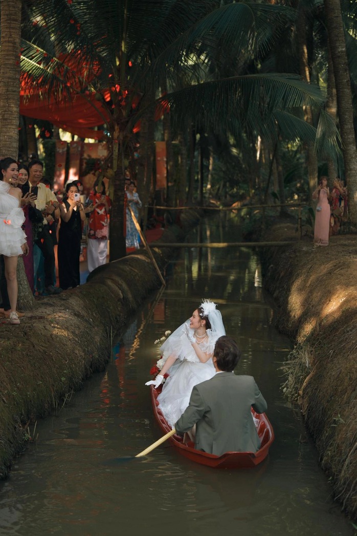 T&agrave;i tử Đo&agrave;n Minh T&agrave;i ch&egrave;o xuồng "rước vợ về dinh" - Ảnh 2.