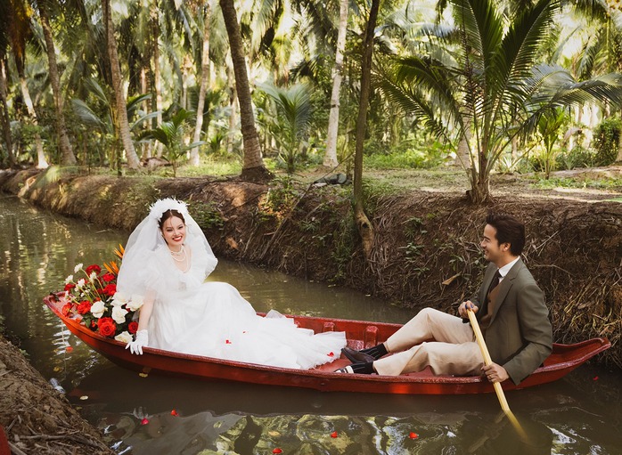 T&agrave;i tử Đo&agrave;n Minh T&agrave;i ch&egrave;o xuồng "rước vợ về dinh" - Ảnh 1.