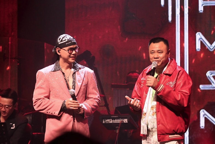 Phan Đinh T&ugrave;ng tặng NSND Tự Long nhẫn kim cương - Ảnh 1.