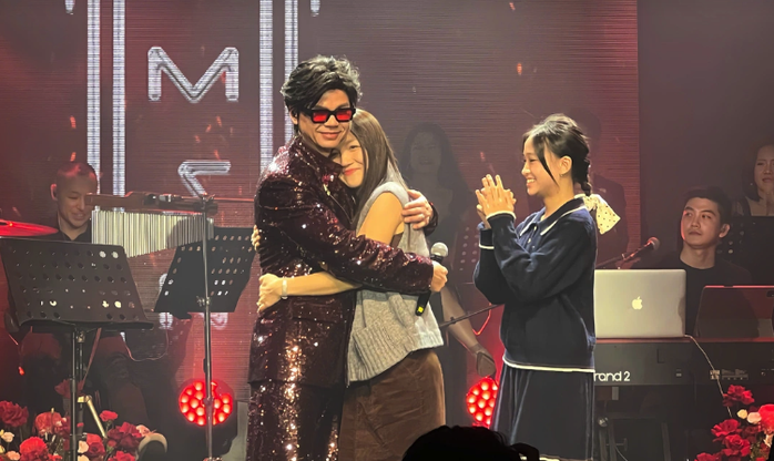 Phan Đinh T&ugrave;ng tặng NSND Tự Long nhẫn kim cương - Ảnh 3.