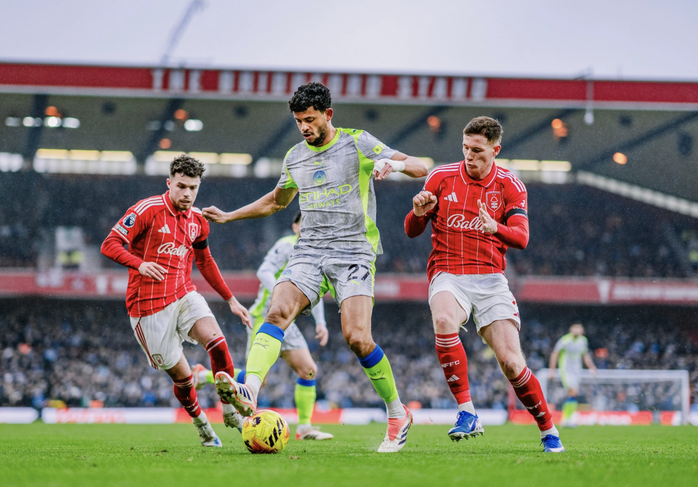 "Vua kiến tạo" Cherki hạ gục Nottingham Forest, Man City so&aacute;n ng&ocirc;i đầu Ngoại hạng - Ảnh 1.