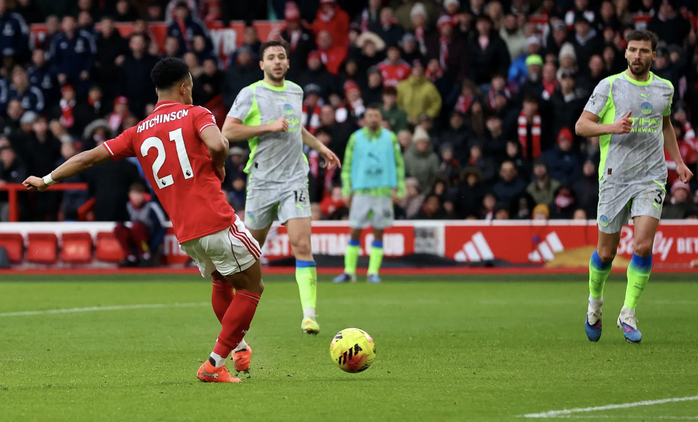 "Vua kiến tạo" Cherki hạ gục Nottingham Forest, Man City so&aacute;n ng&ocirc;i đầu Ngoại hạng - Ảnh 4.