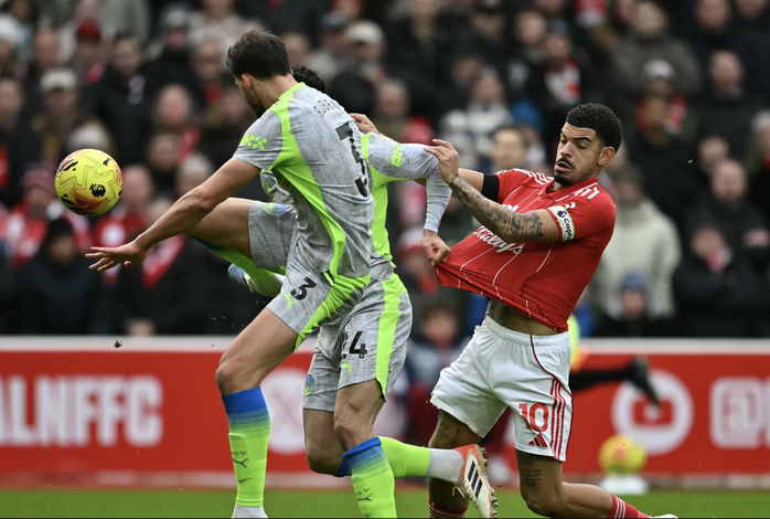 "Vua kiến tạo" Cherki hạ gục Nottingham Forest, Man City so&aacute;n ng&ocirc;i đầu Ngoại hạng - Ảnh 2.