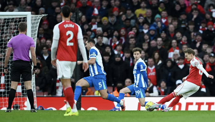 Arsenal vượt kh&oacute; hạ Brighton, t&aacute;i chiếm đỉnh bảng Premier League - Ảnh 1.