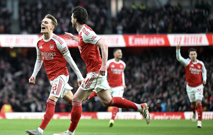 Arsenal vượt kh&oacute; hạ Brighton, t&aacute;i chiếm đỉnh bảng Premier League - Ảnh 2.