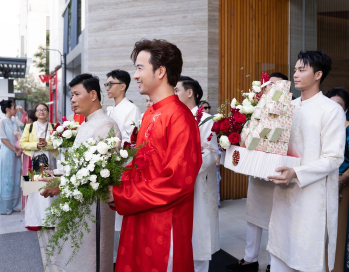 T&agrave;i tử Đo&agrave;n Minh T&agrave;i ch&egrave;o xuồng "rước vợ về dinh" - Ảnh 5.