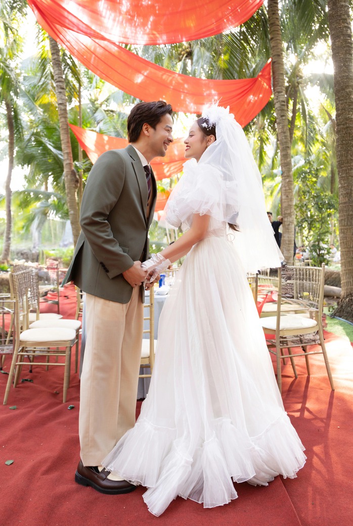 T&agrave;i tử Đo&agrave;n Minh T&agrave;i ch&egrave;o xuồng "rước vợ về dinh" - Ảnh 3.