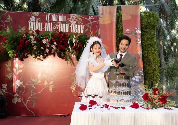 T&agrave;i tử Đo&agrave;n Minh T&agrave;i ch&egrave;o xuồng "rước vợ về dinh" - Ảnh 4.