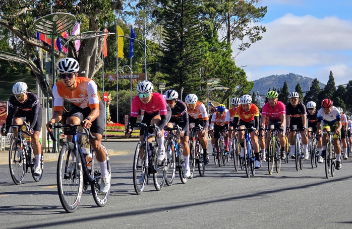 Gần 200 vận động vi&ecirc;n đua xe đạp thi t&agrave;i quanh hồ Xu&acirc;n Hương Đ&agrave; Lạt - Ảnh 1.