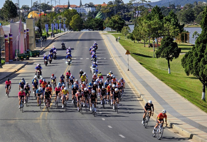 Gần 200 vận động vi&ecirc;n đua xe đạp thi t&agrave;i quanh hồ Xu&acirc;n Hương Đ&agrave; Lạt - Ảnh 4.