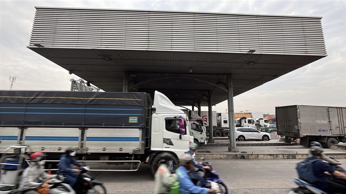 CLIP 3 trạm thu ph&iacute; bỏ hoang như những 'l&ocirc; cốt' &aacute;n ngữ tr&ecirc;n Quốc lộ 1,51 kết nối Đồng Nai với TPHCM - Ảnh 1.