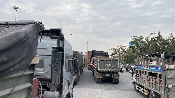 CLIP 3 trạm thu ph&iacute; bỏ hoang như những 'l&ocirc; cốt' &aacute;n ngữ tr&ecirc;n Quốc lộ 1,51 kết nối Đồng Nai với TPHCM - Ảnh 2.