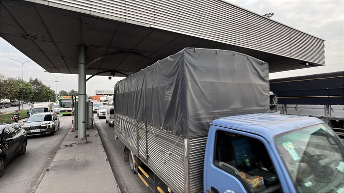 CLIP 3 trạm thu ph&iacute; bỏ hoang như những 'l&ocirc; cốt' &aacute;n ngữ tr&ecirc;n Quốc lộ 1,51 kết nối Đồng Nai với TPHCM - Ảnh 3.