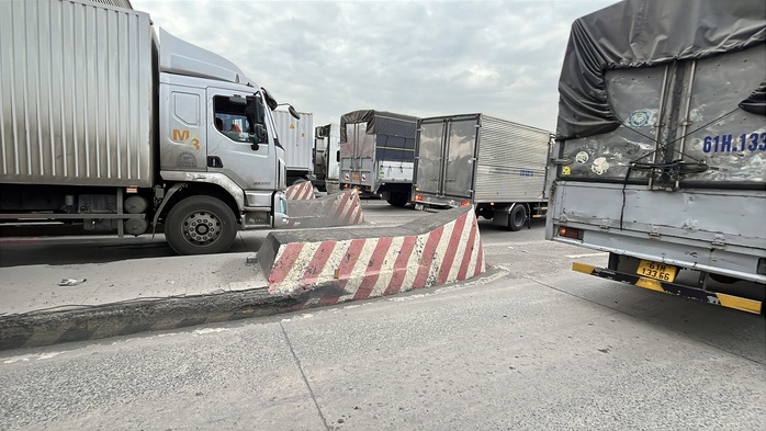 CLIP 3 trạm thu ph&iacute; bỏ hoang như những 'l&ocirc; cốt' &aacute;n ngữ tr&ecirc;n Quốc lộ 1,51 kết nối Đồng Nai với TPHCM - Ảnh 4.