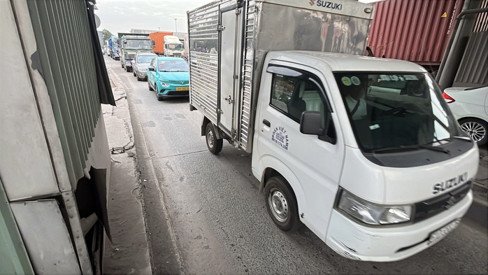 CLIP 3 trạm thu ph&iacute; bỏ hoang như những 'l&ocirc; cốt' &aacute;n ngữ tr&ecirc;n Quốc lộ 1,51 kết nối Đồng Nai với TPHCM - Ảnh 6.