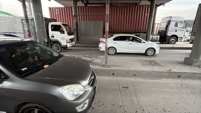 CLIP 3 trạm thu ph&iacute; bỏ hoang như những 'l&ocirc; cốt' &aacute;n ngữ tr&ecirc;n Quốc lộ 1,51 kết nối Đồng Nai với TPHCM - Ảnh 5.