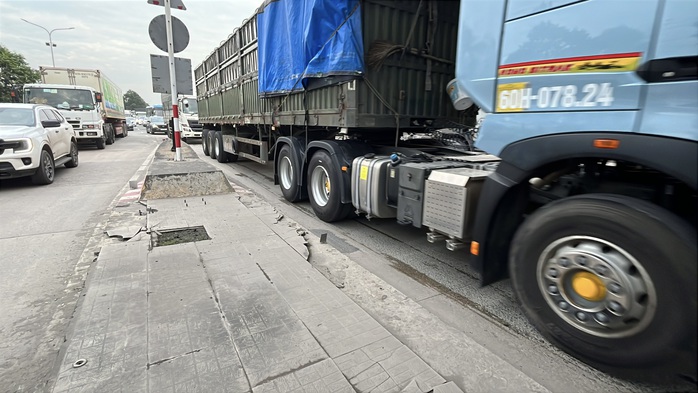 CLIP 3 trạm thu ph&iacute; bỏ hoang như những 'l&ocirc; cốt' &aacute;n ngữ tr&ecirc;n Quốc lộ 1,51 kết nối Đồng Nai với TPHCM - Ảnh 7.