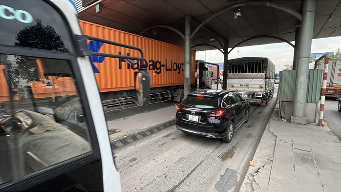 CLIP 3 trạm thu ph&iacute; bỏ hoang như những 'l&ocirc; cốt' &aacute;n ngữ tr&ecirc;n Quốc lộ 1,51 kết nối Đồng Nai với TPHCM - Ảnh 8.