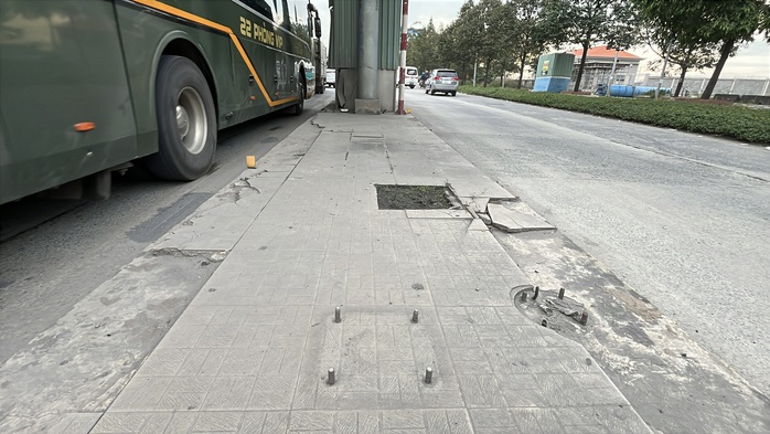 CLIP 3 trạm thu ph&iacute; bỏ hoang như những 'l&ocirc; cốt' &aacute;n ngữ tr&ecirc;n Quốc lộ 1,51 kết nối Đồng Nai với TPHCM - Ảnh 9.