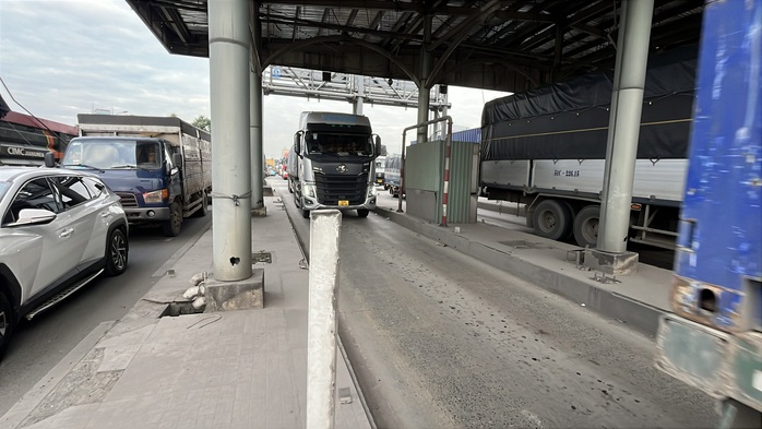 CLIP 3 trạm thu ph&iacute; bỏ hoang như những 'l&ocirc; cốt' &aacute;n ngữ tr&ecirc;n Quốc lộ 1,51 kết nối Đồng Nai với TPHCM - Ảnh 10.