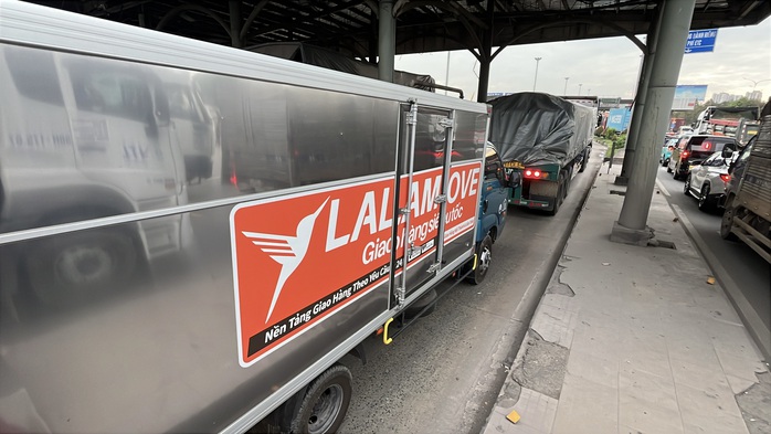 CLIP 3 trạm thu ph&iacute; bỏ hoang như những 'l&ocirc; cốt' &aacute;n ngữ tr&ecirc;n Quốc lộ 1,51 kết nối Đồng Nai với TPHCM - Ảnh 11.