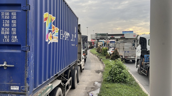 CLIP 3 trạm thu ph&iacute; bỏ hoang như những 'l&ocirc; cốt' &aacute;n ngữ tr&ecirc;n Quốc lộ 1,51 kết nối Đồng Nai với TPHCM - Ảnh 12.