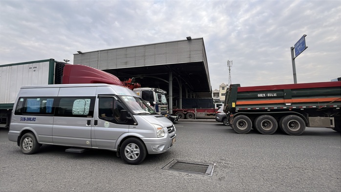 CLIP 3 trạm thu ph&iacute; bỏ hoang như những 'l&ocirc; cốt' &aacute;n ngữ tr&ecirc;n Quốc lộ 1,51 kết nối Đồng Nai với TPHCM - Ảnh 13.